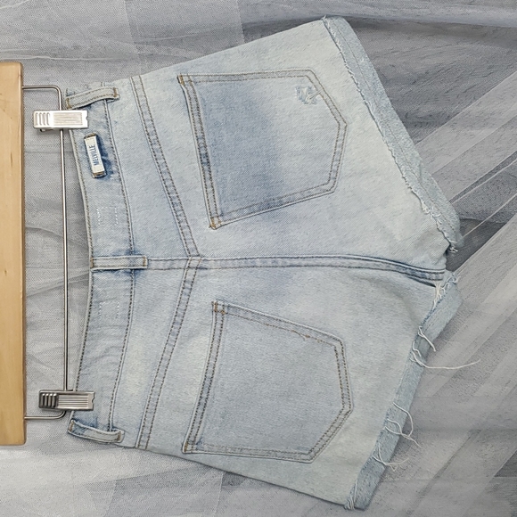 Brandy Melville High Waist Distressed Denim Short 26W Light Blue - Picture 3 of 4